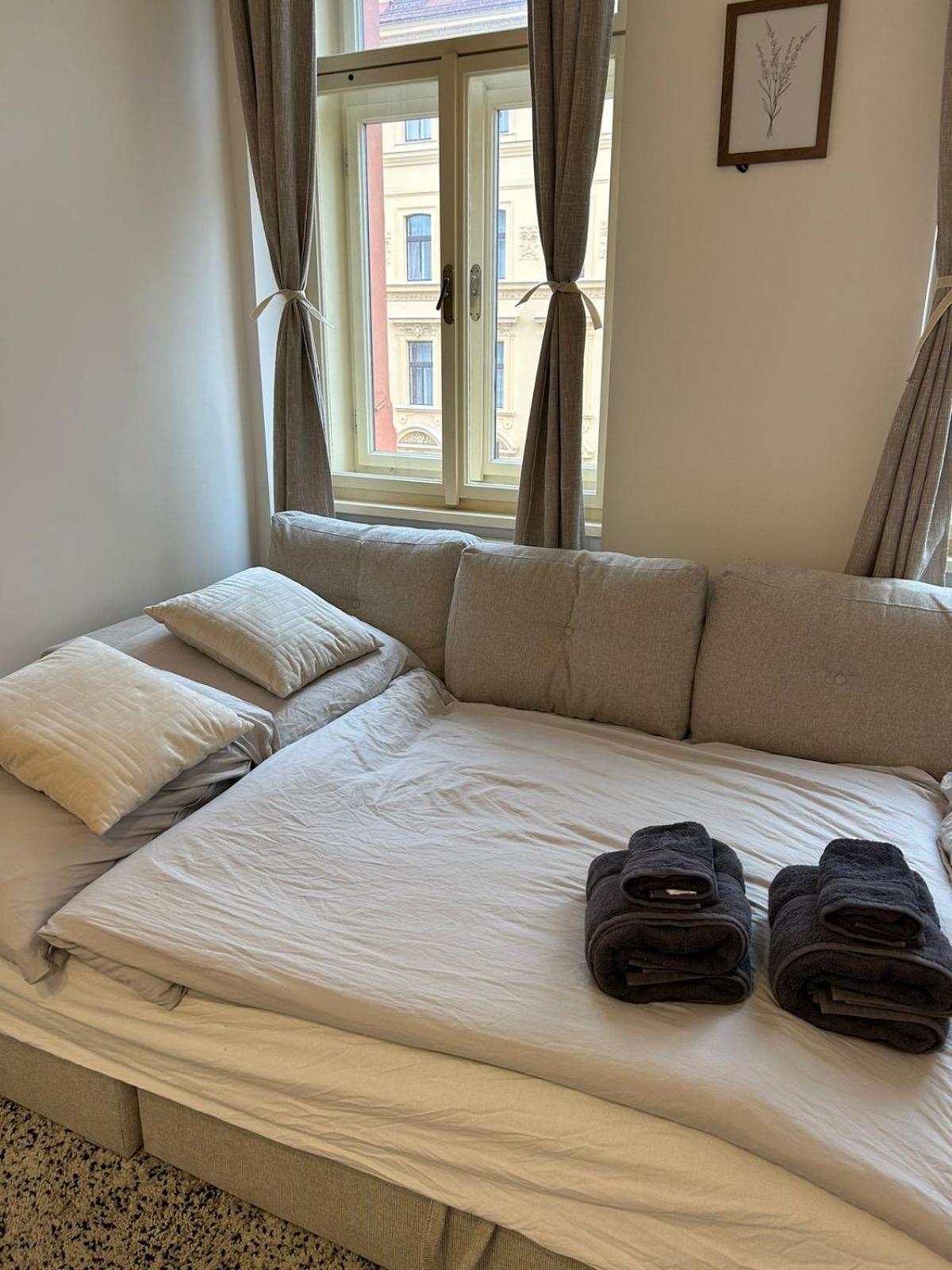 Flat With Balcony And Garage * Praag